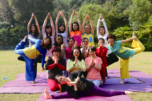 瑜伽学员们在杭州玫瑰园度假酒店草坪上舒展身心.JPG